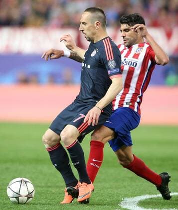 Atletico de Madrid s Augusto Fernandez (r) and FC Bayern Munchen s Franck Ribery during Champions League 2015 2016 Semi-Finals 1st leg match. April 27,2016.  (2016042730)