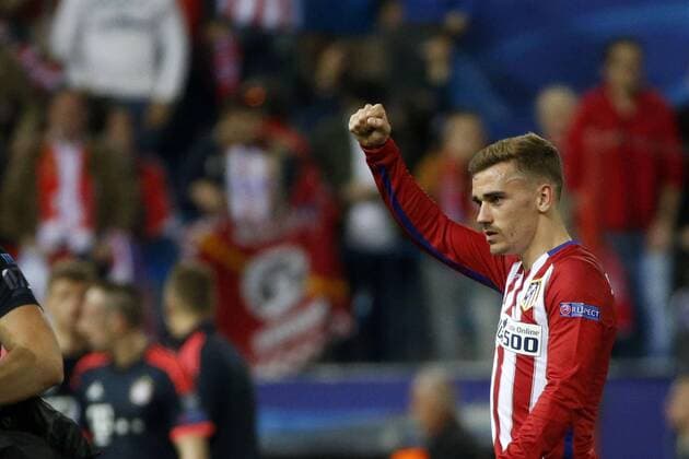 Atletico de Madrid s French forward Antoine Griezmann waves at the team s supporters during a Champions League semifinal match between Atletico de Madrid and Bayern Munich at Vicente Calderon Stadium in Madrid, Spain, 27 April 2016. EFE Mariscal ATLETICO MADRID VS BAYERN MUNICH !ACHTUNG: NUR REDAKTIONELLE NUTZUNG!  CAM078 20160427-635973970416673348