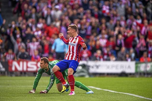 First leg of 1 2 Champions League match between Atletico and Bayer Munich. In this picture, Griezmann and Neuer. xDIEGOxGxSOUTOx 