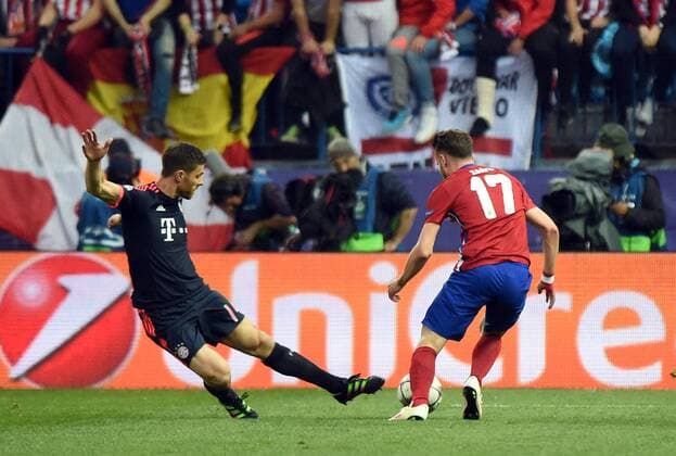 Madrid 27.04.2016, xjhx, Fussball Champions League, Atletico Madrid - FC Bayern München, emspor, v.l. Xabi Alonso (FC Bayern Muenchen), Saul Niguez (Atletico Madrid) auf dme weg zum 1:0