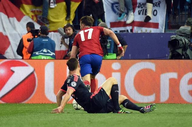 Madrid 27.04.2016, xjhx, Fussball Champions League, Atletico Madrid - FC Bayern München, emspor, v.l. Xabi Alonso (FC Bayern Muenchen), Saul Niguez (Atletico Madrid) auf dme weg zum 1:0