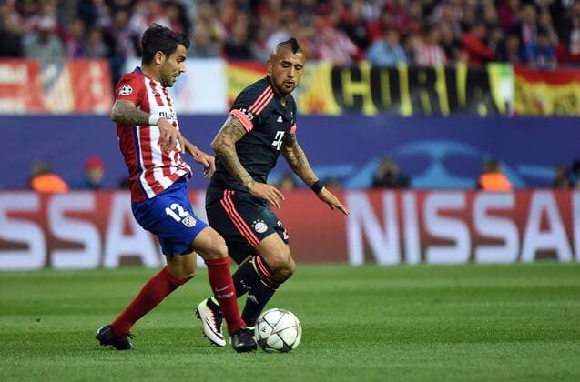Madrid 27.04.2016, xjhx, Fussball Champions League, Atletico Madrid - FC Bayern München, emspor, v.l. Augusto Fernandez (Atletico Madrid), Arturo Vidal (FC Bayern Muenchen)