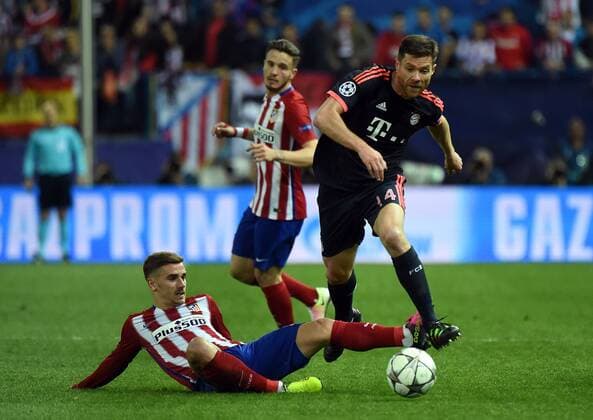 Madrid 27.04.2016, xjhx, Fussball Champions League, Atletico Madrid - FC Bayern München, emspor, v.l. Antoine Griezmann (Atletico Madrid), Xabi Alonso (FC Bayern Muenchen)
