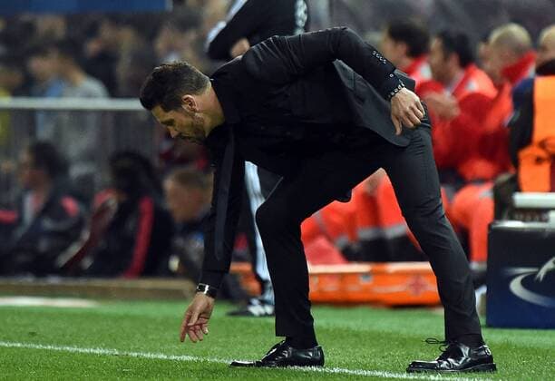 Fußball, Champions League, Diego Simeone verliert sein Mobiltelefon, Atletico Madrid - Bayern München Madrid 27.04.2016, xjhx, Fussball Champions League, Atletico Madrid - FC Bayern München, emspor, v.l. Trainer Diego Simeone (Atletico Madrid) hebt sein Handy auf