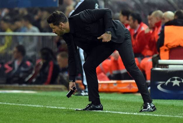 Fußball, Champions League, Diego Simeone verliert sein Mobiltelefon, Atletico Madrid - Bayern München Madrid 27.04.2016, xjhx, Fussball Champions League, Atletico Madrid - FC Bayern München, emspor, v.l. Trainer Diego Simeone (Atletico Madrid) hebt sein Handy auf