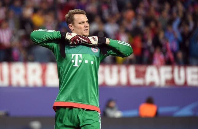 Madrid 27.04.2016, xjhx, Fussball Champions League, Atletico Madrid - FC Bayern München, emspor, v.l. Manuel Neuer (FC Bayern Muenchen) zieht seine Handschuhe aus