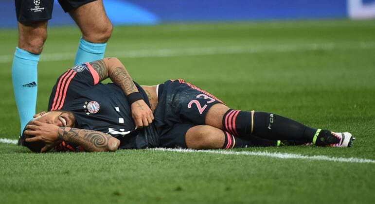 Madrid 27.04.2016, xjhx, Fussball Champions League, Atletico Madrid - FC Bayern München, emspor, v.l. Arturo Vidal (FC Bayern Muenchen) verletzt, Verletzung,