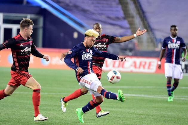 Wednesday, April 27, 2016: New England Revolution midfielder Lee Nguyen (24) controls the ball during the MLS Fussball Herren USA game between Portland Timbers and the New England Revolution held at Gillette Stadium in Foxborough Massachusetts. Portland tied New England 1-1. MLS 2016: Timbers vs Revolution APR 27 - ZUMAc04_