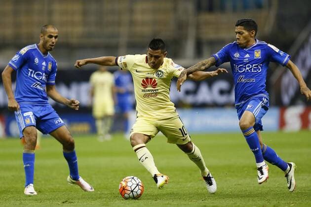 Fußball, Concacaf Champions League Finale, Club America besiegt UANL Tigres Americas Osvaldo Martínez (C) vies for the ball with Tigres Javier Aquino (R) during their Concacaf Champions League final game, at the Azteca stadium, in Mexico City, Mexico, 27 April 2016. AMERICA VS. TIGRES !ACHTUNG: NUR REDAKTIONELLE NUTZUNG!  MEX58 20160428-635974203063604888