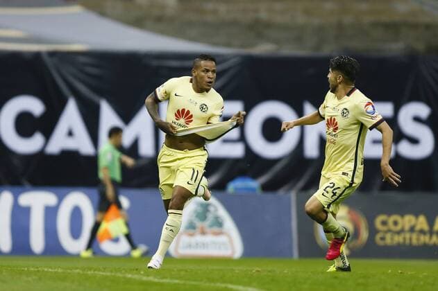 Fußball, Concacaf Champions League Finale, Club America besiegt UANL Tigres Americas Michael Arroyo (L) celebrates after scoring a goal to Tigres during their Concacaf Champions League final game, at the Azteca stadium, in Mexico City, Mexico, 27 April 2016. AMERICA VS. TIGRES !ACHTUNG: NUR REDAKTIONELLE NUTZUNG!  MEX58 20160428-635974203719109791