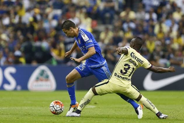 Fußball, Concacaf Champions League Finale, Club America besiegt UANL Tigres Americas Carlos Quintero (R) vies for the ball with Tigres Jesus Duenas (L) during their Concacaf Champions League final game, at the Azteca stadium, in Mexico City, Mexico, 27 April 2016. AMERICA VS. TIGRES !ACHTUNG: NUR REDAKTIONELLE NUTZUNG!  MEX58 20160428-635974203730809716