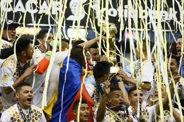 Fußball, Concacaf Champions League Finale, Club America besiegt UANL Tigres America s players celebrate with the trophy after winning to Tigres the final serie of Concacaf Champions League, at the Azteca stadium, in Mexico City, Mexico, 27 April 2016. America Vs. Tigres !ACHTUNG: NUR REDAKTIONELLE NUTZUNG!  MEX50 20160428-635974223040471867