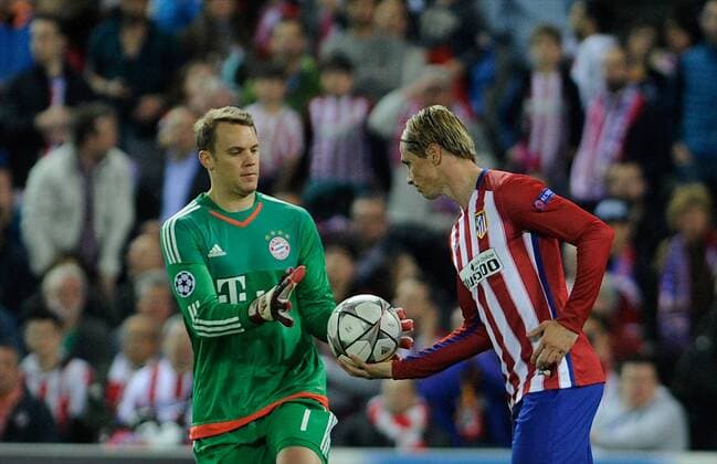 Atletico de Madrid Forward, Fernando Torres Sanz - FERNANDO TORRES, number 9 . Bayern de Munich Goalkeeper, Manuel Neuer - MANUEL NEUER, number 1. Round Semi-finals 1st of the CHAMPIONS league, soccer match between Atletico de Madrid - Bayern de Munich at the Vicente Calderon estadium, Madrid - Spain (ESP) by April 27, 2016. PHOTO: Gregorio Lopez.  xGregorioxLopezx x SOCCERxSPAINx