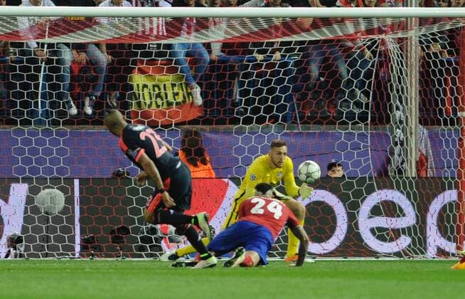 Atletico de Madrid Defender, Jose Maria Gimenez de Vargas - GIMENEZ, number 24 . Atletico de Madrid Goalkeeper, Jan Oblak - OBLAK, number 13. Bayern de Munich Midfielder, Arturo Vidal - ARTURO VIDAL, number 23. Round Semi-finals 1st of the CHAMPIONS league, soccer match between Atletico de Madrid - Bayern de Munich at the Vicente Calderon estadium, Madrid - Spain (ESP) by April 27, 2016. PHOTO: Gregorio Lopez.  xGregorioxLopezx x SOCCERxSPAINx