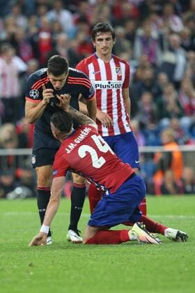 Madrid Robert Lewandowski (FC Bayern Muenchen) Jose Gimenez ( Atletico Madrid ) geraten aneinander, Atletico Madrid vs. FC Bayern Muenchen, Fussball, Champions League Halbfinale, 27.04.2016, Copyright: Langer Eibner-Pressefoto EP_HLR