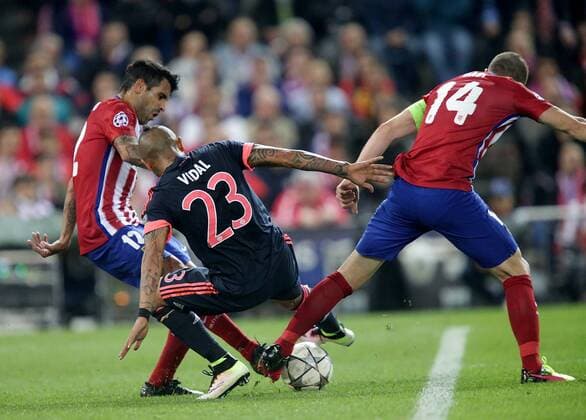 ESP, UEFA CL, Atletico Madrid (ESP) vs FC Bayern Muenchen (GER) 27.04.2016, Estadio Vicente Calderon, Madrid, ESP, UEFA CL Halbfinale, Atletico Madrid vs FC Bayern Muenchen im Bild SAuL NiGUEZ (Madrid),Arturo Vidal (München),Gabi (Madrid) nordphotoxBratic