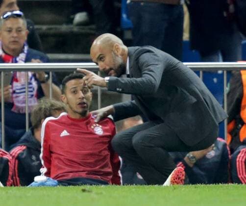 ESP, UEFA CL, Atletico Madrid (ESP) vs FC Bayern Muenchen (GER) 27.04.2016, Estadio Vicente Calderon, Madrid, ESP, UEFA CL Halbfinale, Atletico Madrid vs FC Bayern Muenchen im Bild Thiago Alcantara (München),Trainer Josep Guardiola (München) nordphotoxBratic