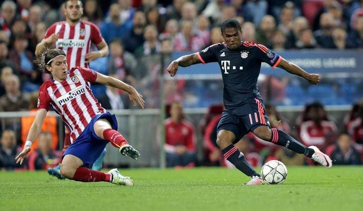 ESP, UEFA CL, Atletico Madrid (ESP) vs FC Bayern Muenchen (GER) 27.04.2016, Estadio Vicente Calderon, Madrid, ESP, UEFA CL Halbfinale, Atletico Madrid vs FC Bayern Muenchen im Bild Filipe Luis (Madrid),Douglas Costa (München) nordphotoxBratic