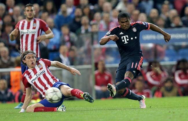 ESP, UEFA CL, Atletico Madrid (ESP) vs FC Bayern Muenchen (GER) 27.04.2016, Estadio Vicente Calderon, Madrid, ESP, UEFA CL Halbfinale, Atletico Madrid vs FC Bayern Muenchen im Bild Filipe Luis (Madrid),Douglas Costa (München) nordphotoxBratic