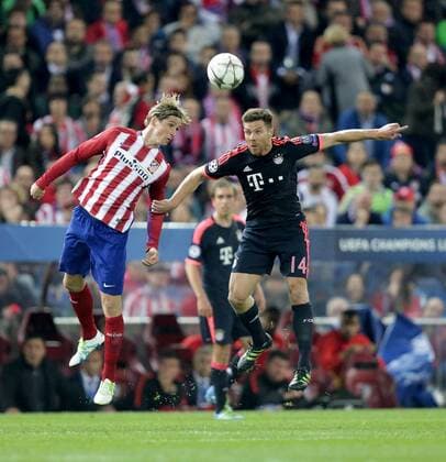 ESP, UEFA CL, Atletico Madrid (ESP) vs FC Bayern Muenchen (GER) 27.04.2016, Estadio Vicente Calderon, Madrid, ESP, UEFA CL Halbfinale, Atletico Madrid vs FC Bayern Muenchen im Bild Fernando Torres (Madrid),Xabi Alonso (München) nordphotoxBratic