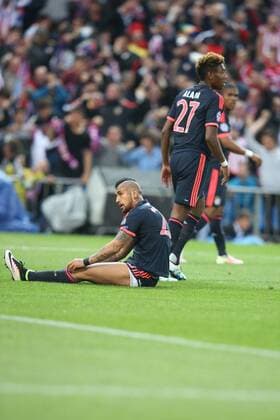 Madrid Arturo Vidal (FC Bayern Meunchen) frustriert nach dem 1:0 am boden rechts David Alaba (FC Bayern Muenchen), Atletico Madrid vs. FC Bayern Muenchen, Fussball, Champions League Halbfinale, 27.04.2016, Copyright: Langer Eibner-Pressefoto EP_HLR