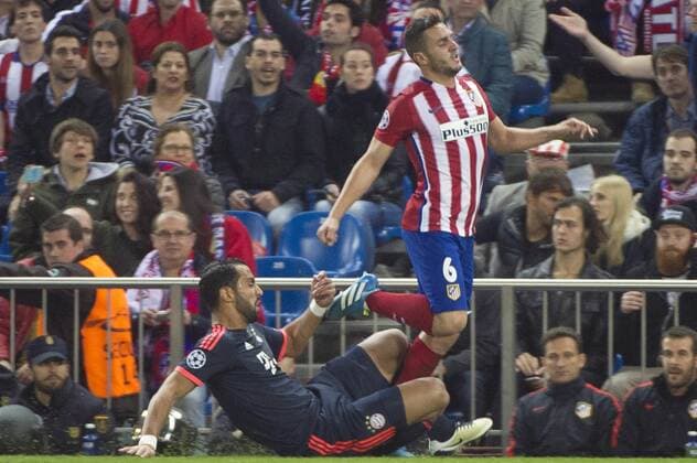 Medhi Benatia foult Koke beim Champions League Halbfinal Hinspiel Atletico Madrid vs. Bayern München im Vicente-Calderon-Stadion. Madrid, 27.04.2016 Foto:xDyDxFotografosx xFuturexImage