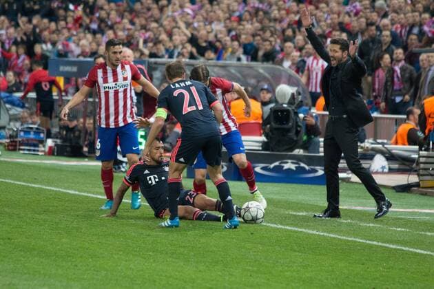 Spain: Atlético Madrid v Bayern Munich League Koke (left) looks how Vidal dashed the ball (center) from Filipe Luis, meanwhile Simeone protest during Atlético Madrid v Bayern Munich champions league semi-final. Game ends 1-0, Atlético won.  JorgexGonzalezxMoreno