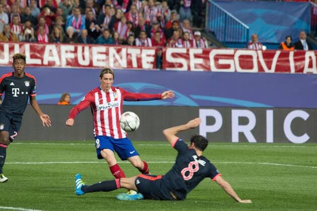 Spain: Atlético Madrid v Bayern Munich League Fernando Torres (center) up the ball over Javi Martines (right) during Atlético Madrid v Bayern Munich champions league semi-final. Game ends 1-0, Atlético won.  JorgexGonzalezxMoreno