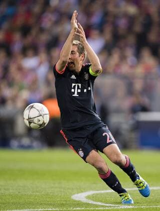 Madrid, 27.04.2016, Stadion Vicente Calderon Philipp Lahm (FCB) reklamiert Handspiel Atletico Madrid vs. FC Bayern München mm