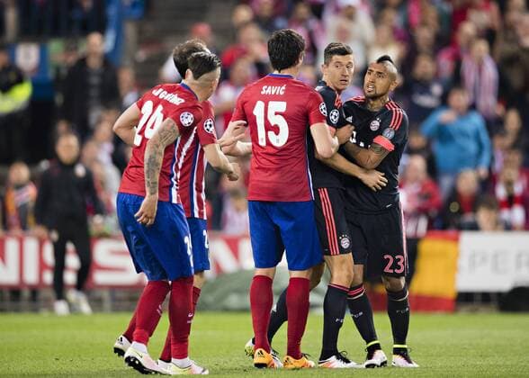 Madrid, 27.04.2016, Stadion Vicente Calderon Streit zwischen Jose Maria Giminez (Atletico), Stefan Savic (Atletico), Robert Lewandowski (FCB), Arturo Vidal (FCB) Atletico Madrid vs. FC Bayern München mm