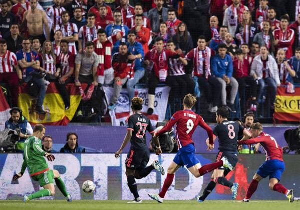 Madrid, 27.04.2016, Stadion Vicente Calderon Antoine Griezmann (Atletico) gegen Torwart Manuel Neuer (FCB) Atletico Madrid vs. FC Bayern München mm
