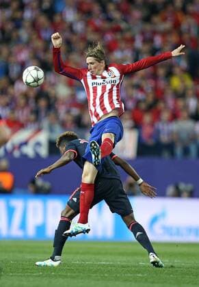 27.04.2016, Fussball UEFA Champions League 2015 2016, Halbfinale, Hinspiel, Atletico Madrid - FC Bayern München, im Estadio Vicente Calderon, Madrid. v.l. David Alaba (Bayern München) gegen Fernando Torres (Atletico Madrid) 