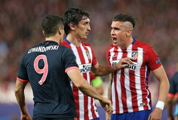 27.04.2016, Fussball UEFA Champions League 2015 2016, Halbfinale, Hinspiel, Atletico Madrid - FC Bayern München, im Estadio Vicente Calderon, Madrid. v.l. Robert Lewandowski (Bayern München) , Stefan Savic (Atletico Madrid) und Jose Maria Gimenez (Atletico Madrid) geraden aneinander 