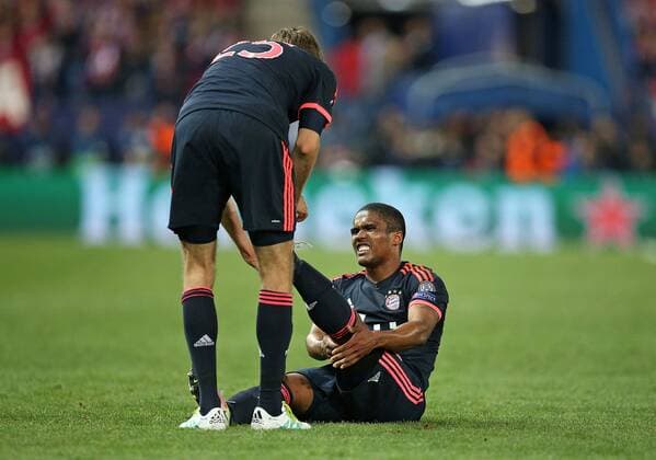 27.04.2016, Fussball UEFA Champions League 2015 2016, Halbfinale, Hinspiel, Atletico Madrid - FC Bayern München, im Estadio Vicente Calderon, Madrid. v.l. Thomas Müller (Bayern München) hilft Douglas Costa (Bayern München) bei einem Krampf im Bein 