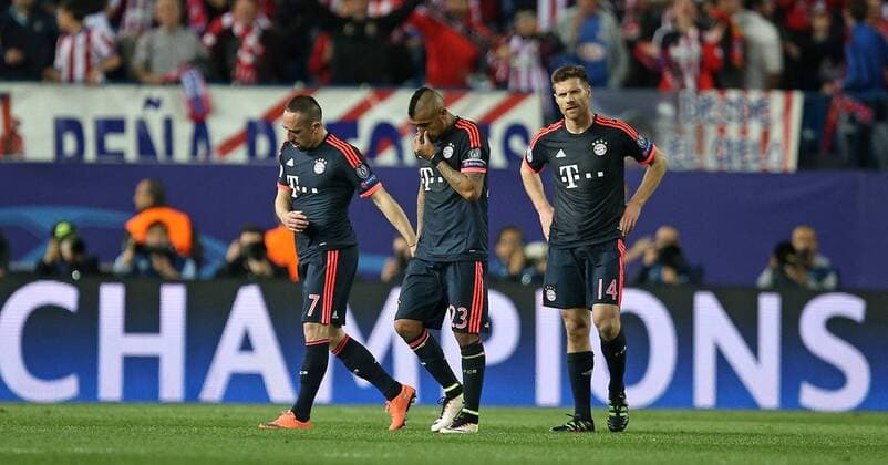 27.04.2016, Fussball UEFA Champions League 2015 2016, Halbfinale, Hinspiel, Atletico Madrid - FC Bayern München, im Estadio Vicente Calderon, Madrid. v.l. Franck Ribery (Bayern München) , Arturo Vidal (Bayern München) und Xabi Alonso (Bayern München) enttäuscht 