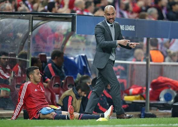 27.04.2016, Fussball UEFA Champions League 2015 2016, Halbfinale, Hinspiel, Atletico Madrid - FC Bayern München, im Estadio Vicente Calderon, Madrid. v.l. Thiago Alcantara (Bayern München) und Trainer Pep Guardiola (Bayern München) 