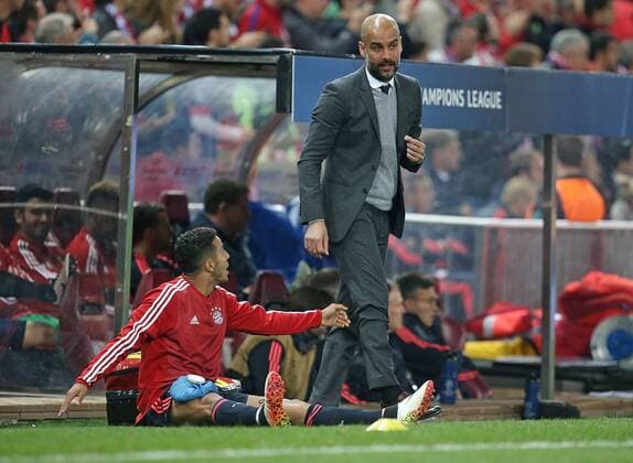 27.04.2016, Fussball UEFA Champions League 2015 2016, Halbfinale, Hinspiel, Atletico Madrid - FC Bayern München, im Estadio Vicente Calderon, Madrid. v.l. Thiago Alcantara (Bayern München) und Trainer Pep Guardiola (Bayern München) 