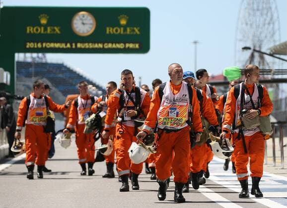 Formel 1, GP von Russland SOCHI, RUSSIA. APRIL 28, 2016. Mechanics at the Sochi Autodrom racing circuit ahead of the 2016 Formula 1 Russian Grand Prix. Sergei Bobylev TASS  TS0211D3