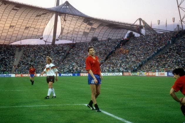 Rafael Gordillo (Spanien), dahinter Andreas Brehme (BR Deutschland)