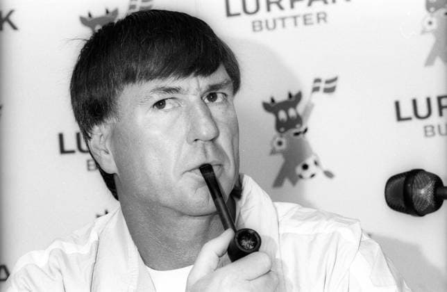 Nationaltrainer Sepp Piontek (Dänemark) raucht Pfeife
