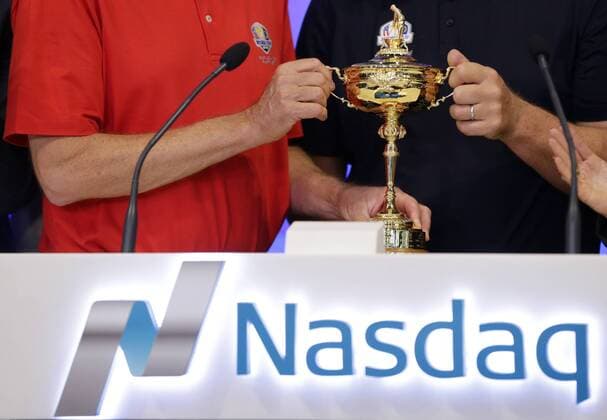 Bilder des Tages - SPORT Ryder Cup Captains Davis Love III and Darren Clarke hold the The Ryder Cup trophy when they ring the opening bell at the Nasdaq in Times Square in New York City on April 28, 2016.  NYP20160428108 JOHNxANGELILLO