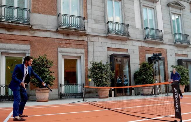 Bilder des Tages - SPORT Tennis players Spanish Feliciano Lopez (L) and Czech Petra Kvitova in action during the presentation of the XV Mutua Madrid Open at the Thyssen-Bornemisza Museum in Madrid, Spain, 28 April 2016. The competition will be held from Sunday at Caja Magica arena in the Spanish capital. PRESENTATION OF THE XV MUTUA MADRID OPEN !ACHTUNG: NUR REDAKTIONELLE NUTZUNG!  MAD007 20160428-635974757371089439