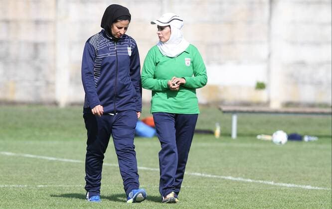 Fußball, Damen U16 Länderspiel, England - Iran Italy: England beats 2-0 Iran in Woman s U16 International Tournament football match Iran s Head Coach Shadi Mahini (Right) speaks with his assistant during of Woman s U16 International Tournament match between England and Iran where England beats Iran with 2-0 score.  AndreaxSpinelli