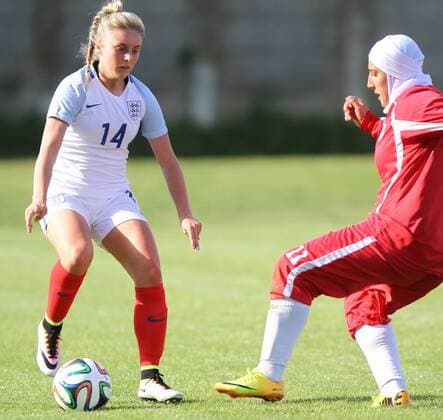 Fußball, Damen U16 Länderspiel, England - Iran Italy: England beats 2-0 Iran in Woman s U16 International Tournament football match Brionne Fowle (Left) vies with Fatemeh Geraelisheikh (Iran) during of Woman s U16 International Tournament match between England and Iran where England beats Iran with 2-0 score.  AndreaxSpinelli