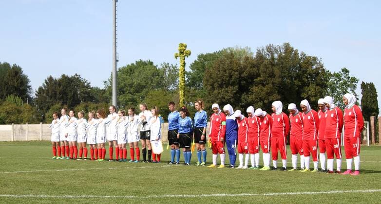 Fußball, Damen U16 Länderspiel, England - Iran Italy: England beats 2-0 Iran in Woman s U16 International Tournament football match Iran players sings the national anthem before of Woman s U16 International Tournament match between England and Iran where England beats Iran with 2-0 score.  AndreaxSpinelli