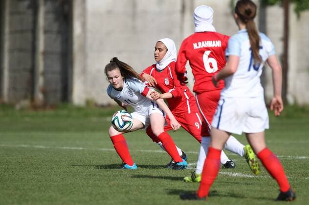 Fußball, Damen U16 Länderspiel, England - Iran Italy: England beats 2-0 Iran in Woman s U16 International Tournament football match Lauren Hemp (Left) fights for the ball with Mahshadossadat Amiri (Iran) during of Woman s U16 International Tournament match between England and Iran where England beats Iran with 2-0 score.  AndreaxSpinelli