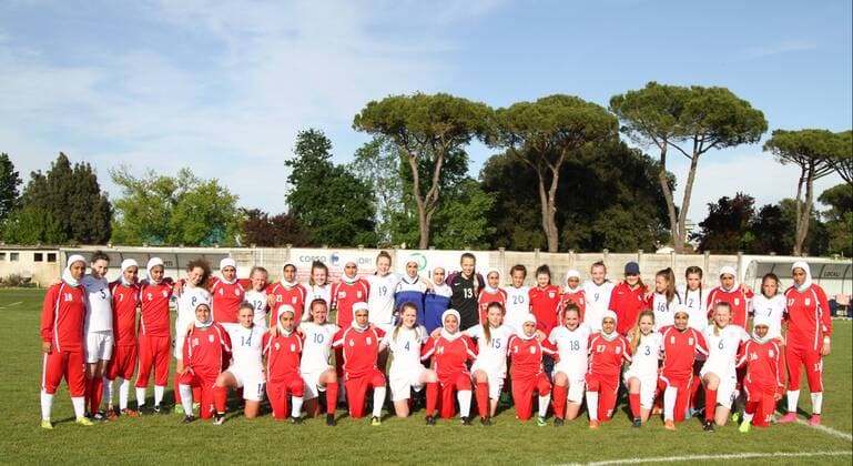 Fußball, Damen U16 Länderspiel, England - Iran Italy: England beats 2-0 Iran in Woman s U16 International Tournament football match Iran and England players poses at the end of Woman s U16 International Tournament match between England and Iran where England beats Iran with 2-0 score.  AndreaxSpinelli