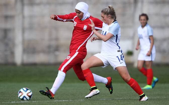 Fußball, Damen U16 Länderspiel, England - Iran Italy: England beats 2-0 Iran in Woman s U16 International Tournament football match Hajar Dabbaghi (Left) vies Brionne Fowle (England) during of Woman s U16 International Tournament match between England and Iran where England beats Iran with 2-0 score.  AndreaxSpinelli