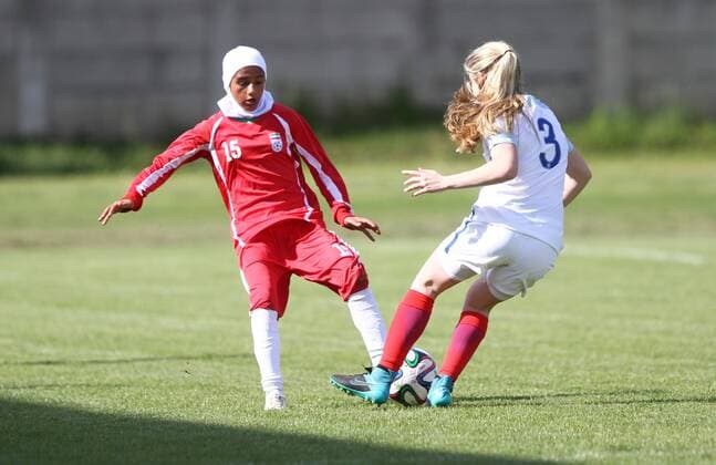 Fußball, Damen U16 Länderspiel, England - Iran Italy: England beats 2-0 Iran in Woman s U16 International Tournament football match Zahra Alizadehkaryak (Left) vies with Poppy Pattinson (England) during of Woman s U16 International Tournament match between England and Iran where England beats Iran with 2-0 score.  AndreaxSpinelli