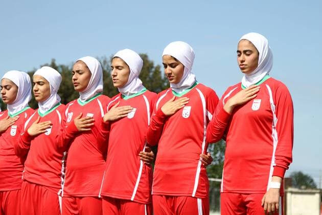 Fußball, Damen U16 Länderspiel, England - Iran Italy: England beats 2-0 Iran in Woman s U16 International Tournament football match Iran players sings the national anthem before of Woman s U16 International Tournament match between England and Iran where England beats Iran with 2-0 score.  AndreaxSpinelli